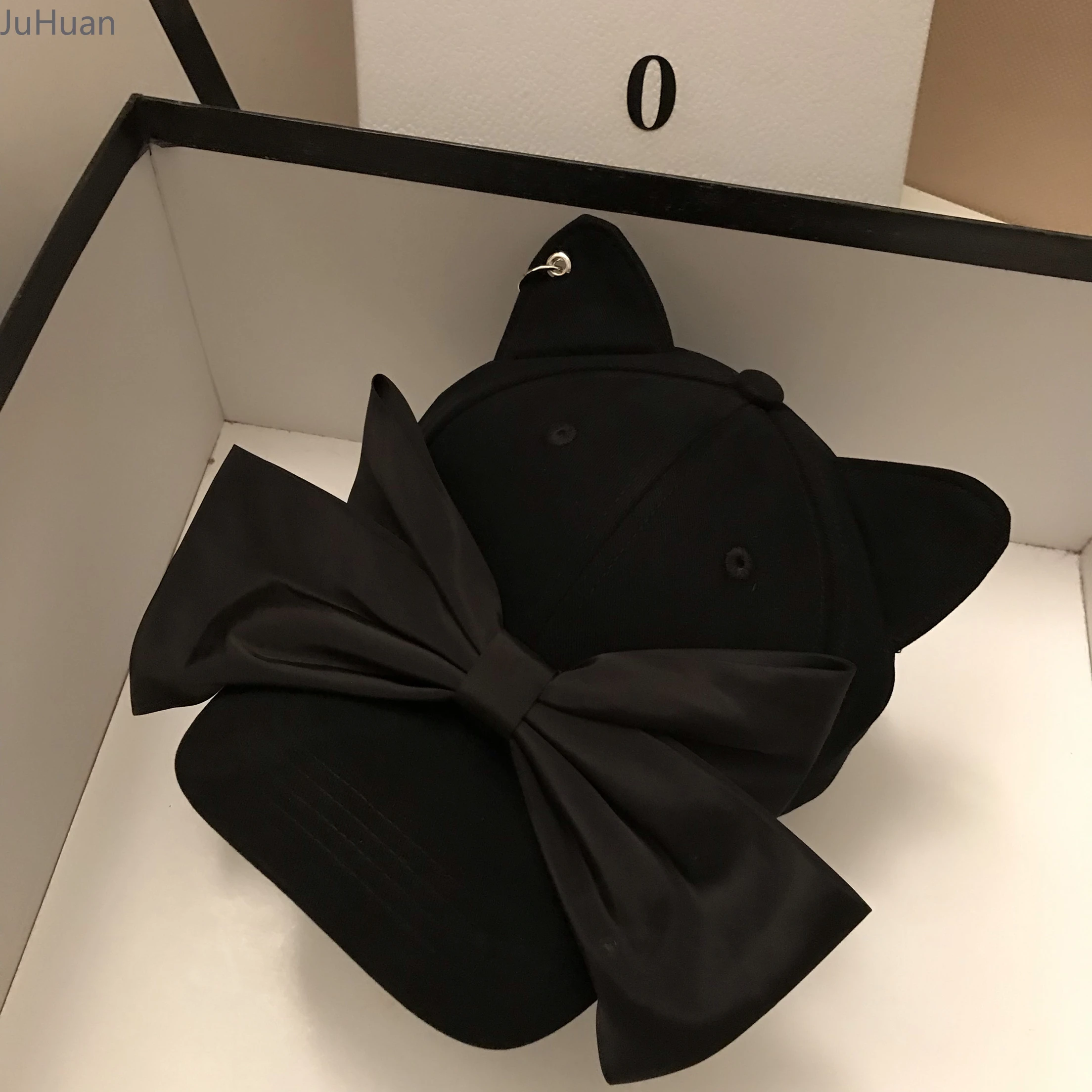 

Новинка 2024 года, бейсболка в стиле Лолиты с милым бантом, женская универсальная солнцезащитная кепка для лица, маленький солнцезащитный козырек, защита от ультрафиолета, готические темные ветровые шапки