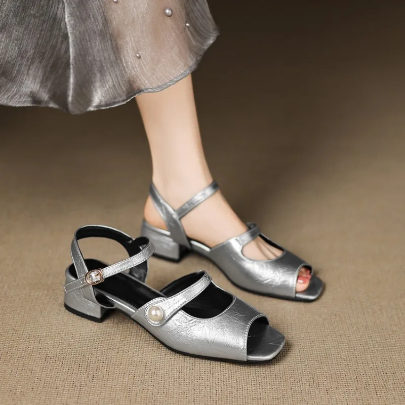 

Новые сандалии с пряжкой на ремне и жемчугом на низком каблуке 2,5 см, золотистые, серебряные сандалии, европейско-американская модная удобная летняя женская обувь 43