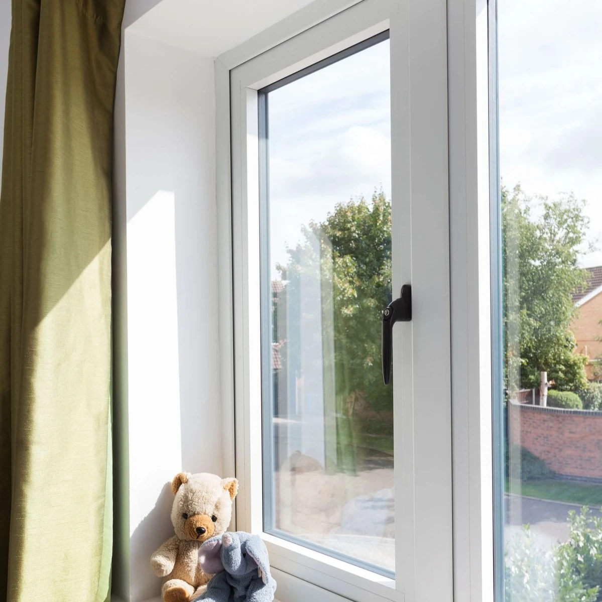 

Sleek Aluminum Alloy Frame Double Tempered Glass Casement Window High-strength Wind Resistant Waterproof Window with Wide Vision