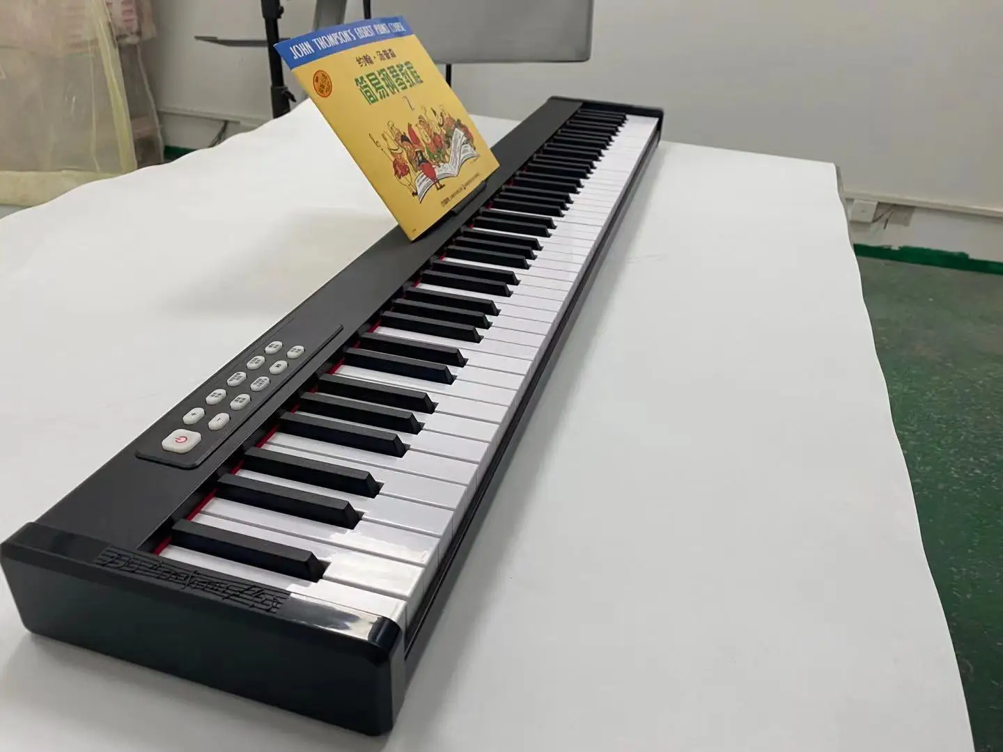 بيانو إلكتروني عالي الجودة 88 مفتاحًا MIDI بطارية قابلة للشحن بيانو مستقيم للمبتدئين