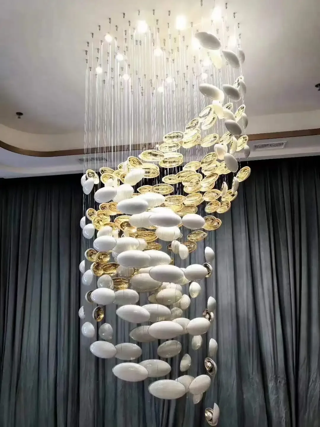 Luxury Crystal Chandeliers Gold Hotel Villas Spiral Staircase Aerial Decorative Lighting Can Be Customized