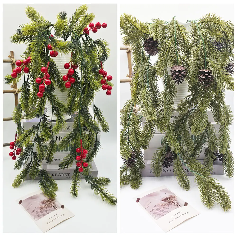 Ghirlanda di piante verdi di pino artificiale con coni e bacche rosse per decorazioni natalizie per manto da appendere per le vacanze invernali