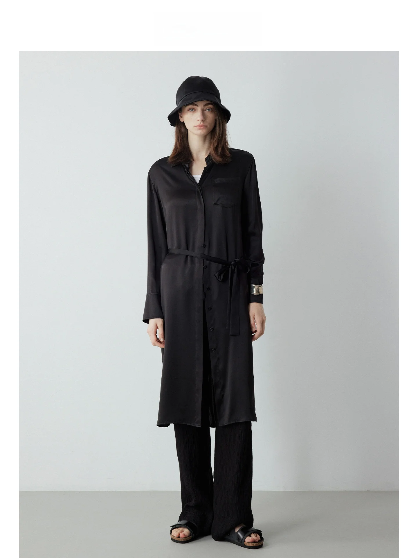 

Шелковый халат Mincollection с круглым вырезом, свободного кроя, на одной пуговице, летний, для женщин