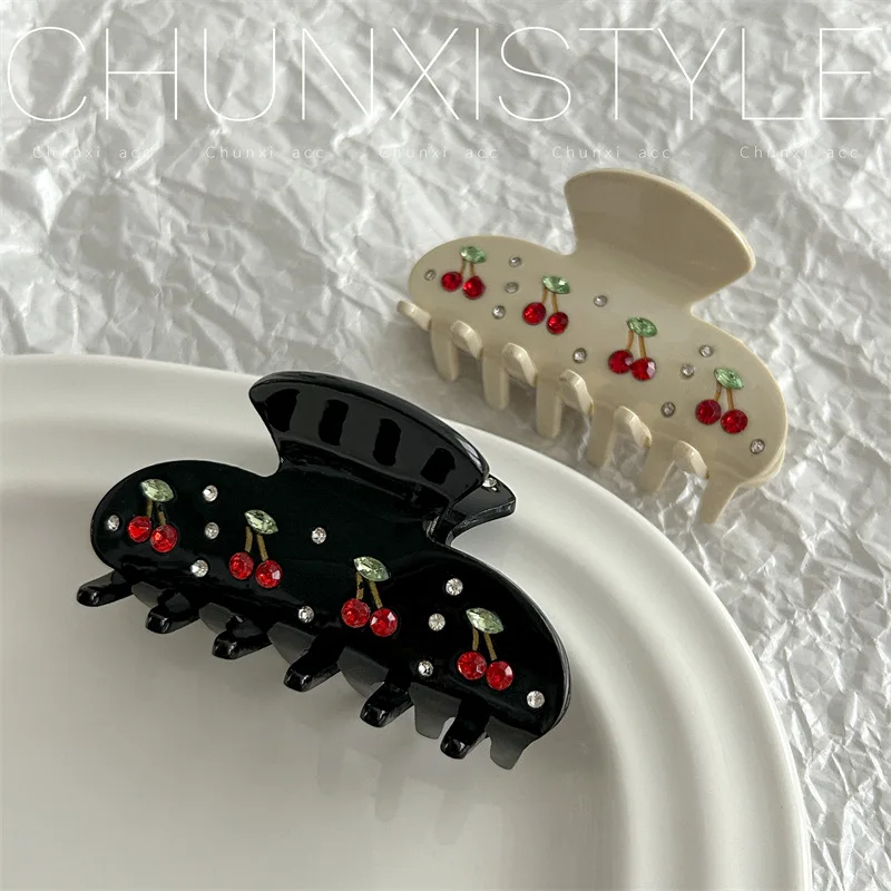 Рисунок 6 - Заколка для волос на тему вишни