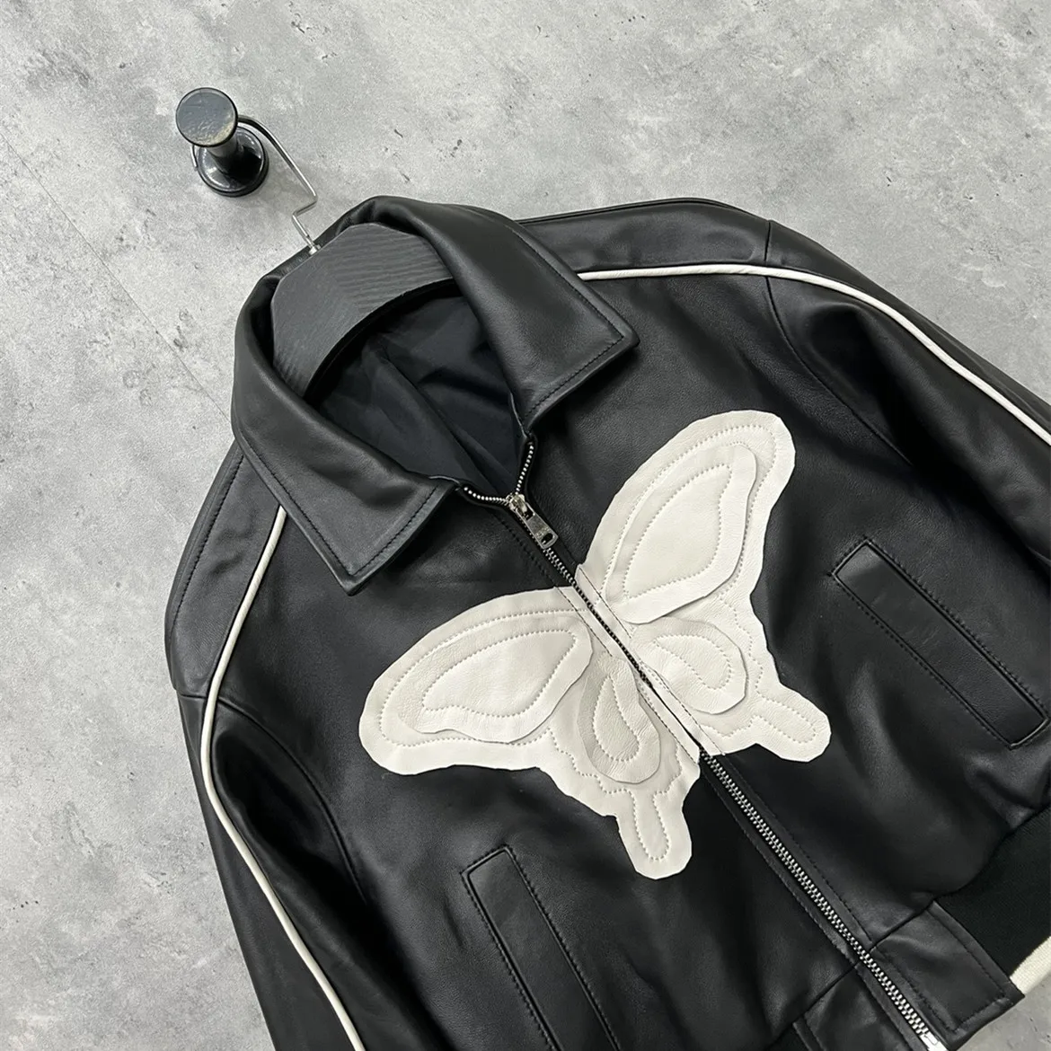 Chaqueta de piel auténtica para mujer, abrigo corto con bordado de mariposa para motocicleta, primavera y otoño, 100%