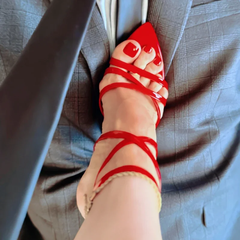 2025, neue Sommer-Sandalen mit spitzem Zehenbereich und geradem Riemen und dünnen Absätzen für Damen, High Heels mit rotem Boden, modische Sandalen