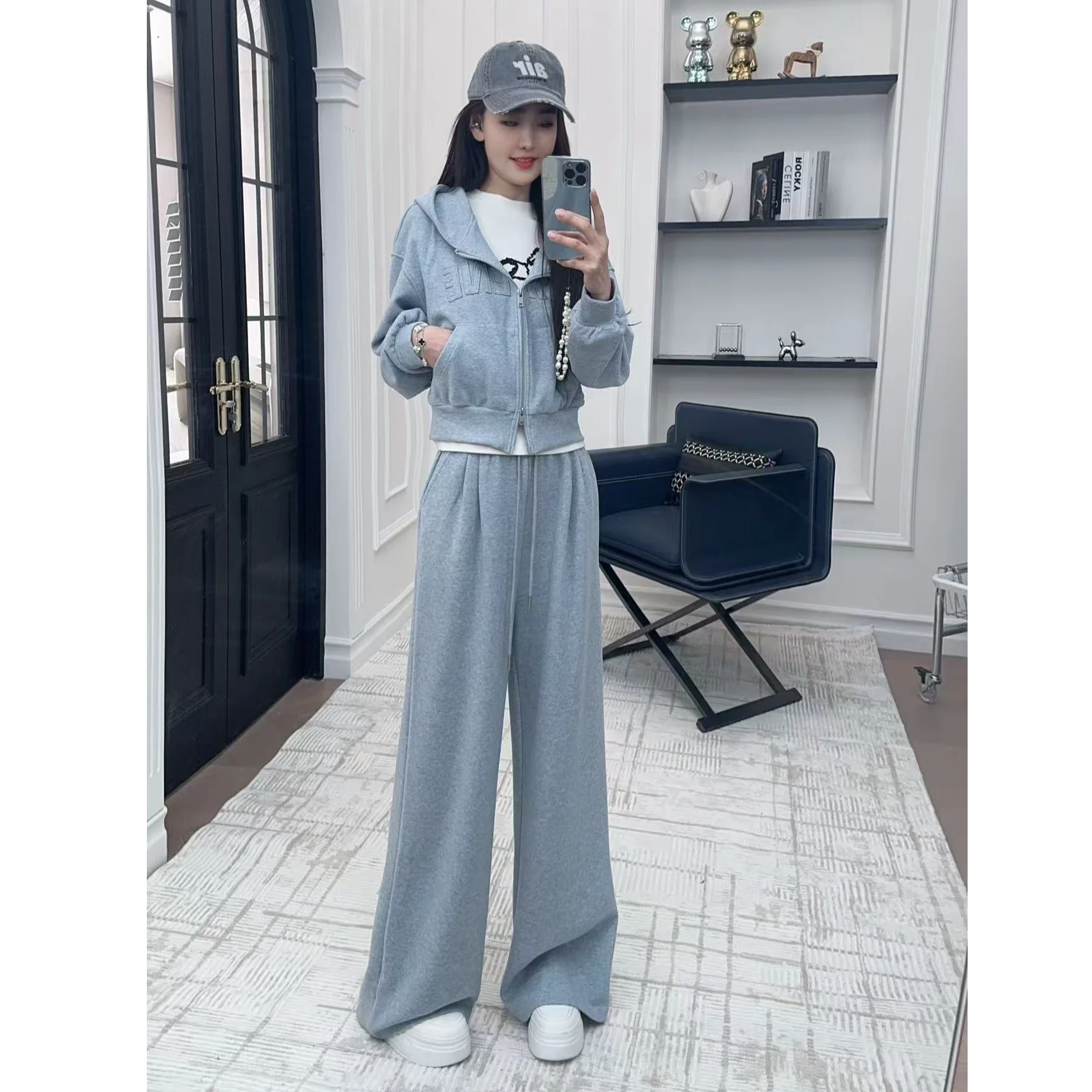 

Весенний комплект 2026 Huang Vinii: модный повседневный свитшот и универсальный спортивный костюм для женщин, омолаживающий образ, хлопковый спортивный костюм