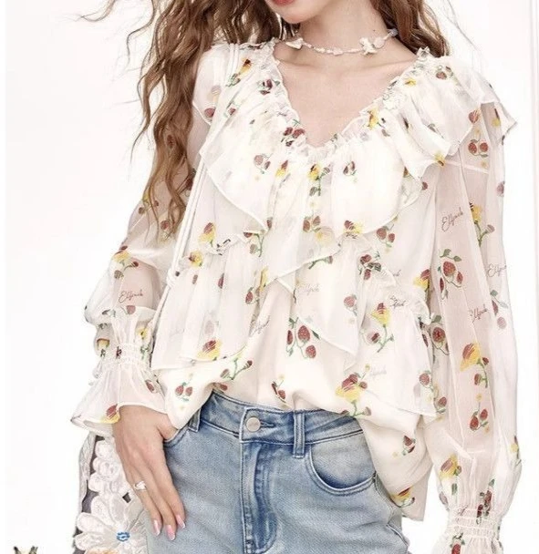 

Новая модель 2025 года — элегантная соломенная блузка с оборками и клубничным узором