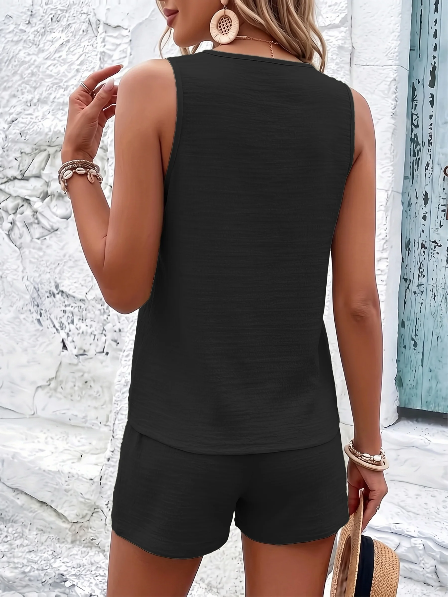 Trendiges Plus-Size-Set für Damen mit V-Ausschnitt, Knopfleiste und Shorts für sommerlichen Komfort. – Detail 8