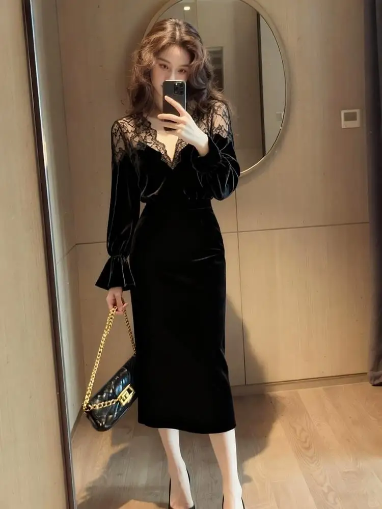 

Элегантное черное бархатное платье с кружевными вставками и поясом для подчеркивания талии для важных мероприятий. Женская мода для города и осени.