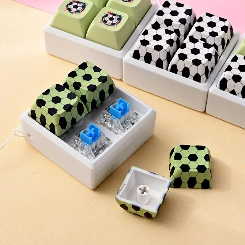 Niedliche Fidget-Clicker-Spielzeuge in Tastaturform mit Fußballmuster und Trageschlaufe zur Stresslinderung, für den täglichen Gebrauch im Büro. – Detail 4