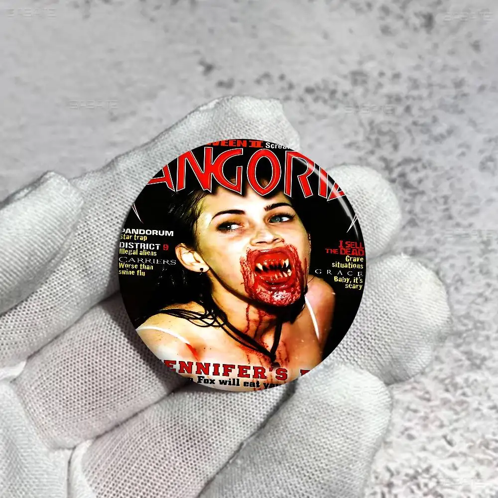 البوب فيلم جنيفر الجسم 32/44/58 مللي متر تخصيص زر دبابيس لطيف مضحك الإبداعية شارة مجوهرات ديكور هدايا للأصدقاء