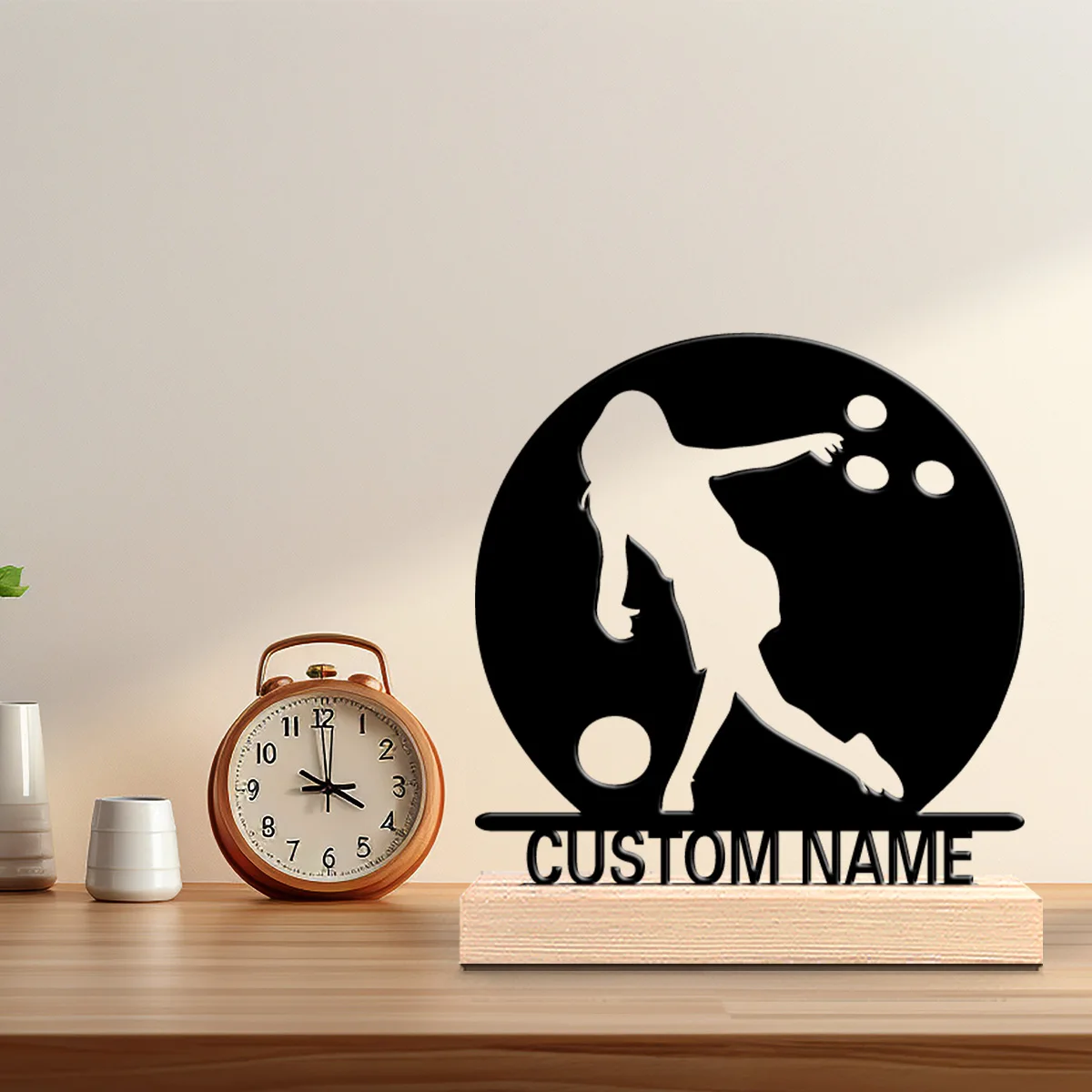 1 Stück Stilvolle Personalisierte Metallskulptur einer Bowlingspielerin mit Holzsockel, Tischdekoration, Schreibtisch-Skulptur mit Holzbasis
