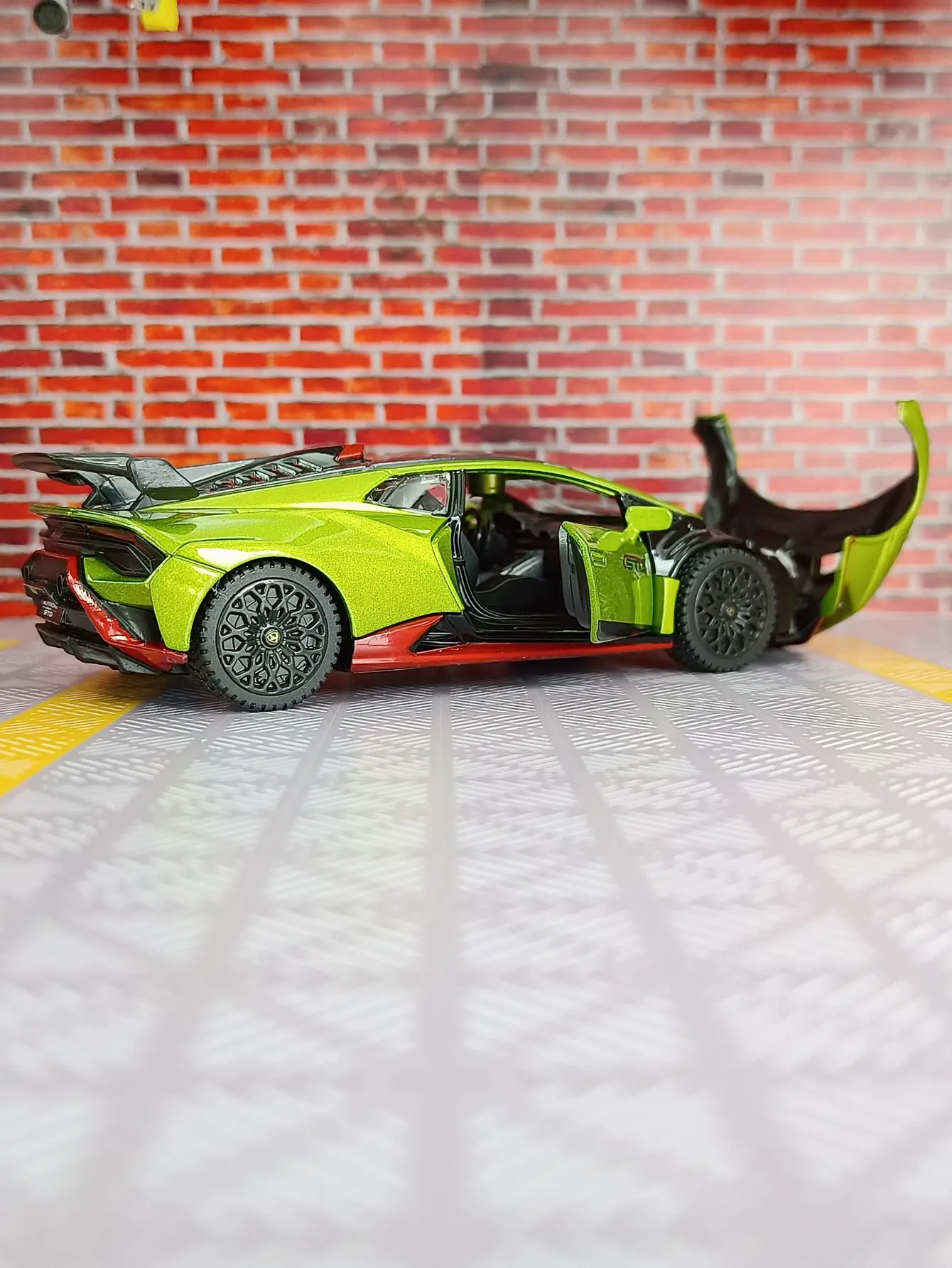 ราสตาร์ 1:32 แลมโบร์กินีเฮอริเคน STO รถรุ่นอัลลอยด์เสียงเด้งกลับและของเล่นซุปเปอร์คาร์แสงสามารถให้เป็นของขวัญให้เพื่อน