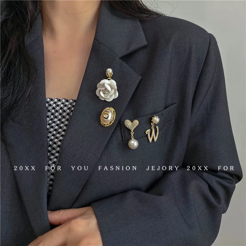 Classic Pearl Women 4 pcs/set Camellia Brooches Badges Vintage Pendant Exquisite Corsage Buckle Fashion Lady Wedding Banquet Pin
