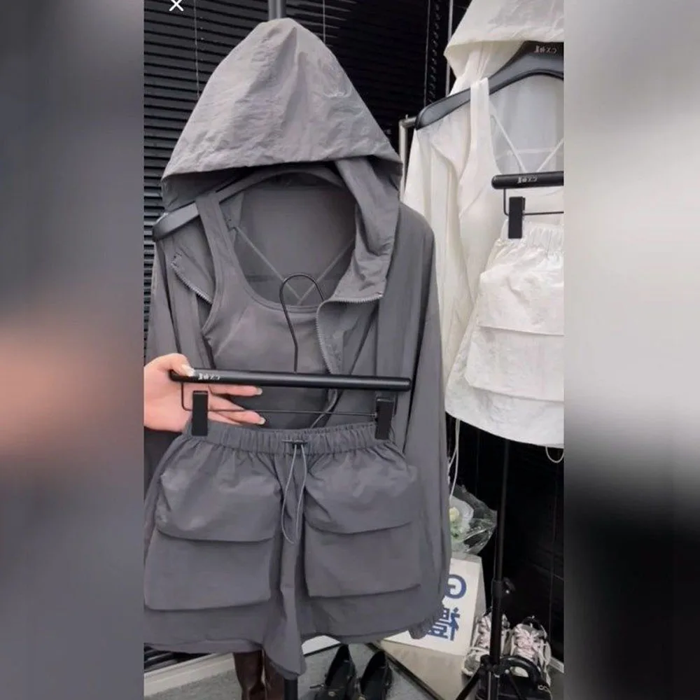 

Комплект из двух предметов: модная повседневная спортивная куртка с капюшоном и шорты с высокой талией на шнурке, женский костюм с молнией.