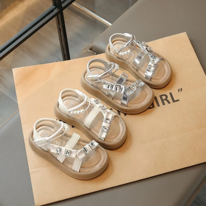 

Новые сандалии для девочек больших размеров 2026 года: комфортные, нескользящие, на толстой подошве, пляжные, простые, универсальные, со стразами.