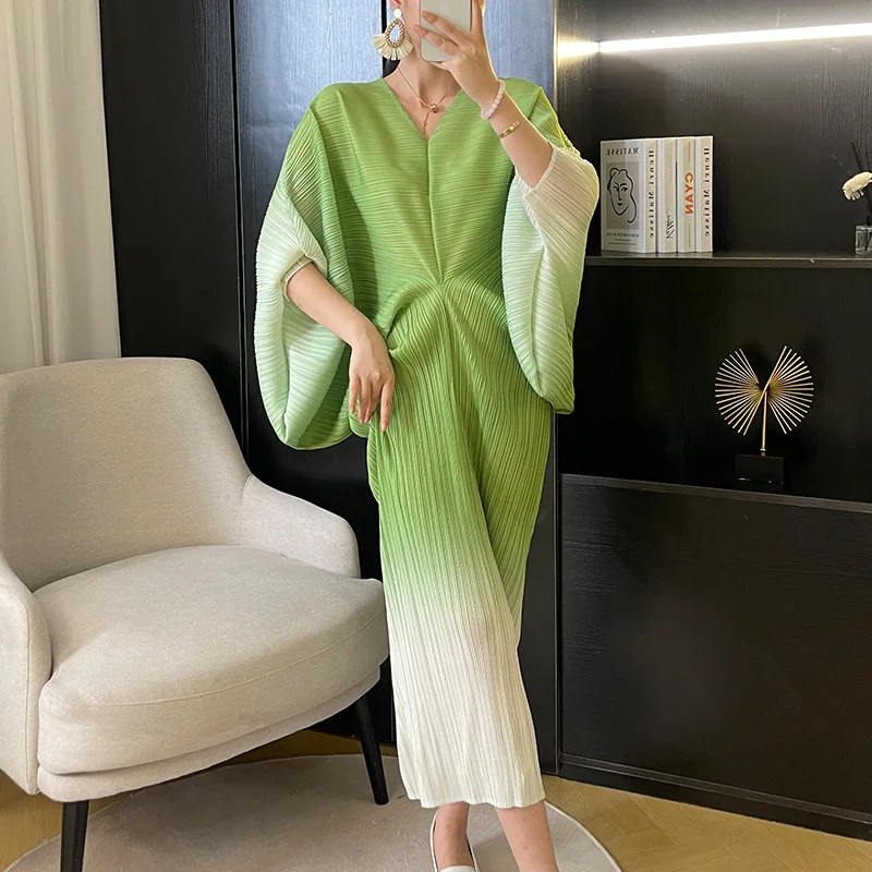 

Pleated Gradient V-Neck Dress 2024 Autumn New Bat Sleeve Loose Plus Size Women's Fishtail Dress Premium Evening Dress