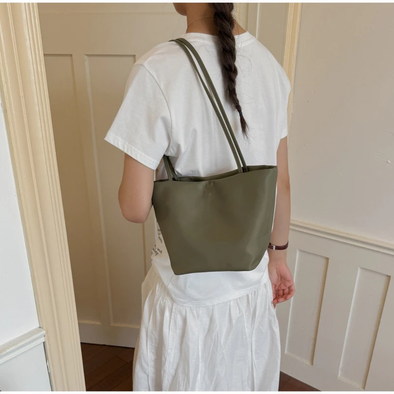 Trapezförmige Schultertasche mit langem Griff, Damen-Handtasche mit großem Fassungsvermögen, minimalistische einfarbige Tragetasche, Vintage-Arbeitstasche für den Arbeitsweg – Detail 14