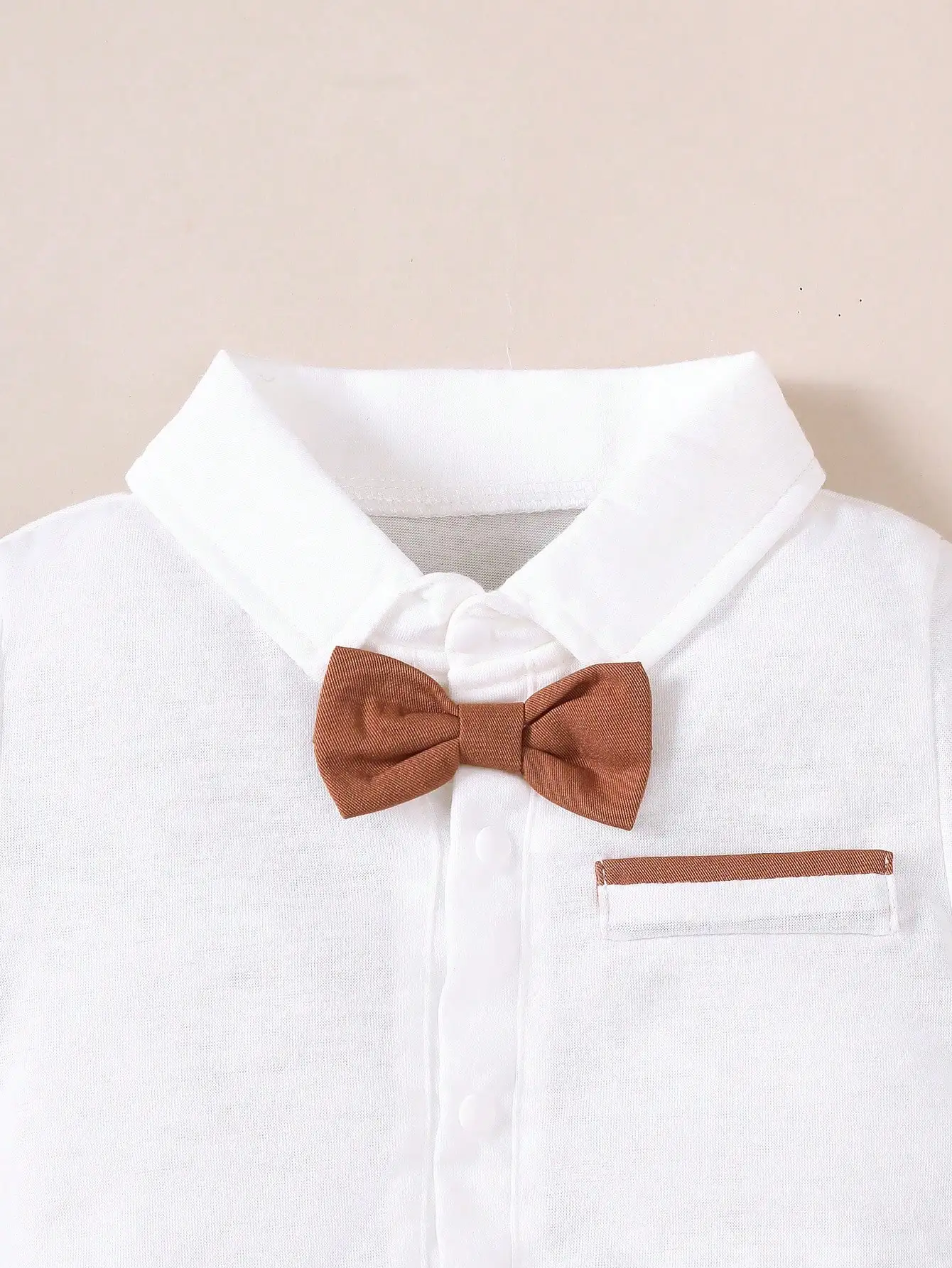 Dreiteiliges, elegantes Outfit für Babys, speziell für Jungen im Alter von einem Jahr: weißes Hemd mit langen Ärmeln und braunen Hosenträgern, exquisiter Fliege mit passender Baskenmütze, weicher und bequemer Stoff, strukturierter Schnitt, der das Aussehen aufwertet, geeignet für Partys, Geburtstagsfotos und als Outfit für Blumenjungen bei Hochzeiten, ein formelles Baby-Outfit im britischen Stil. – Detail 3