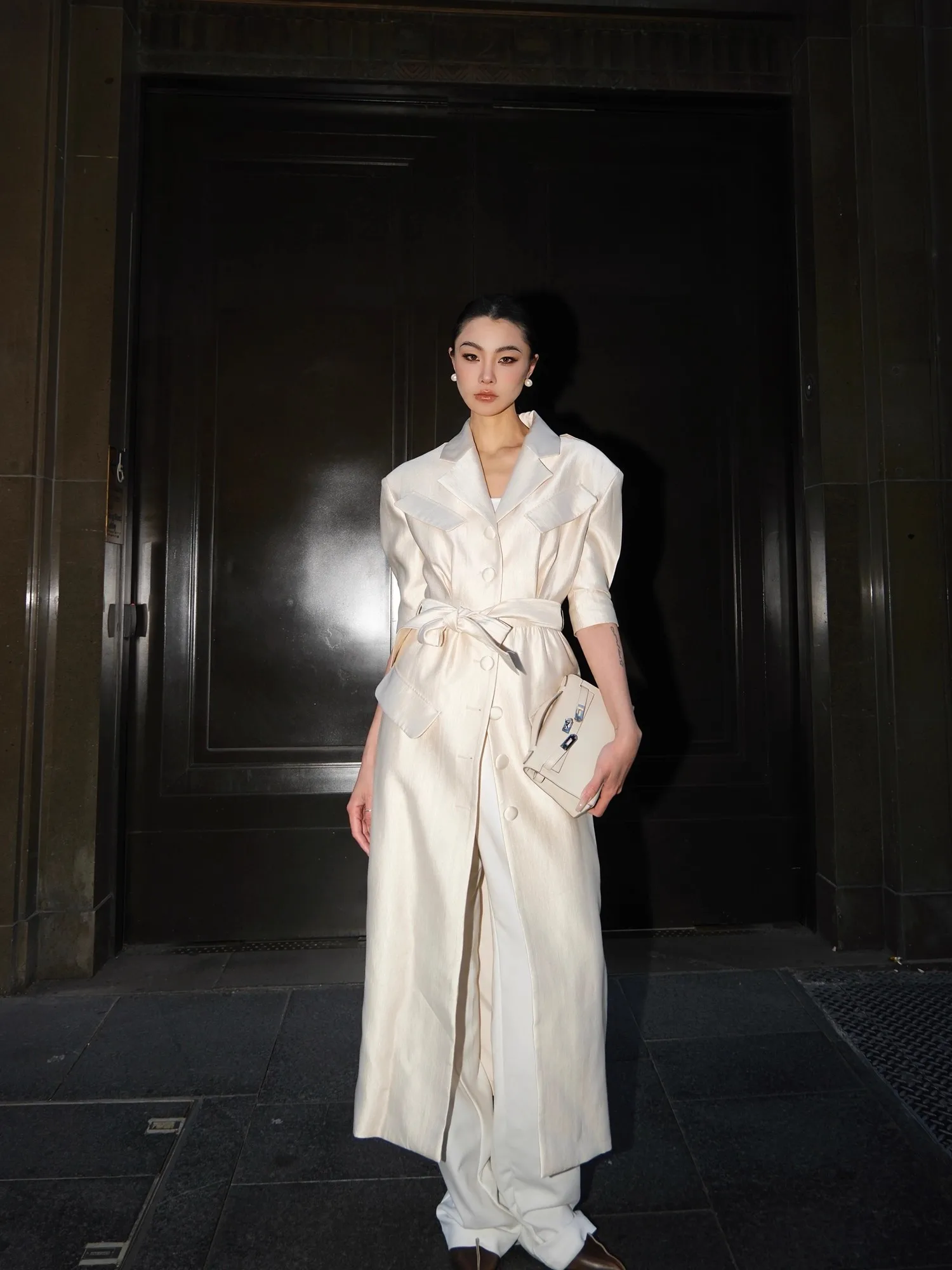 

Lautaro Spring Autumn Extra Long Shiny Coat Women Sashes Short Sleeve Single Breasted Elegant Chic Luxury Designer Clothes 2025