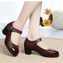 Zapatos de tacón con hebilla y correa para mujer, calzado clásico de punta redonda con aumento de altura, color rojo vino, a la moda, cómodo, para fiesta de verano