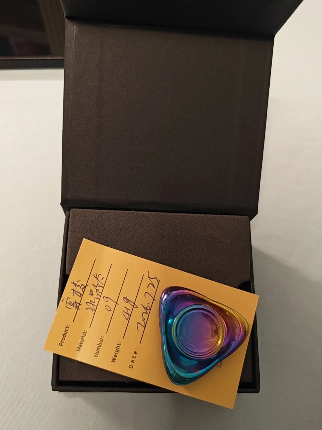 Used ice crystal titanium shuttle, triangular EDC gyro, colorful craftsmanship, high value, smooth feel