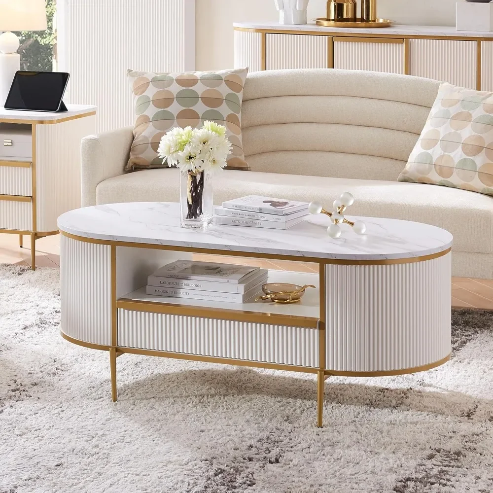 Mesa de centro canelada de luxo moderna, mesa de centro oval de 48" com gaveta, tampo de mármore falso, design de perfil curvo, decoração de metal dourado