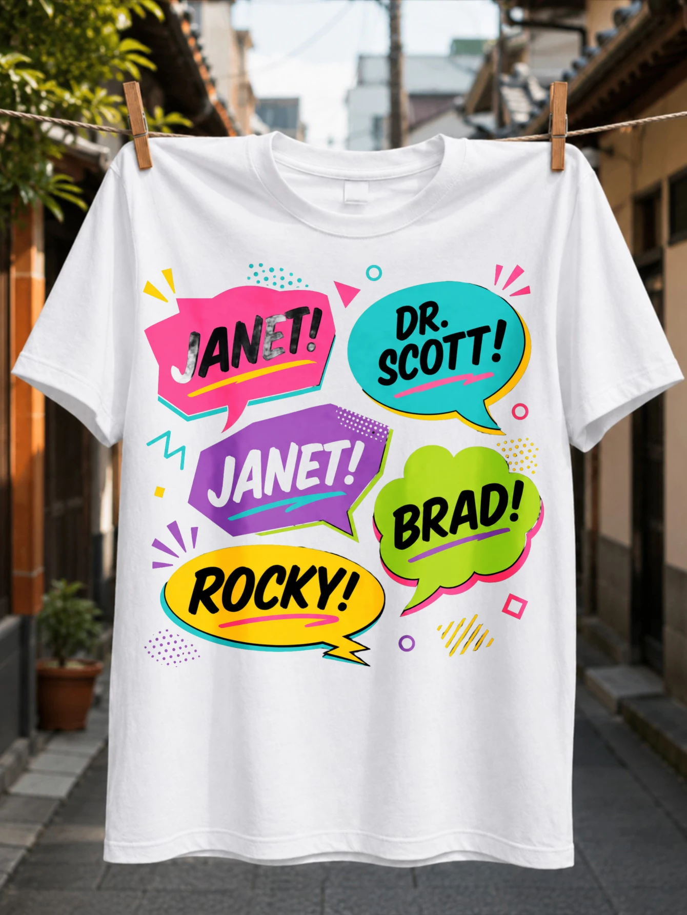 Camiseta unisex con letras de Janet Dr. Scott y Janet Brad Rocky dentro de burbujas de texto coloridas de cómic con arte pop brillante.