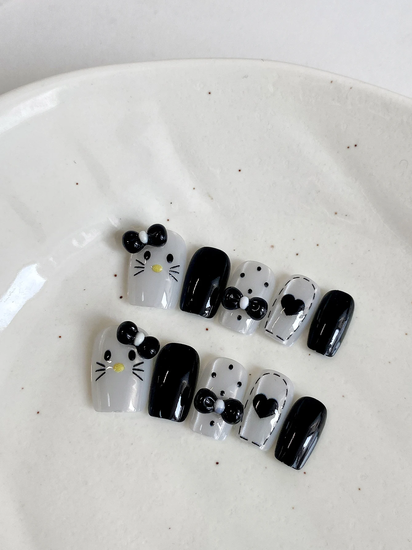 10 Pieces of Simple Black and White Short Square Nails, with a Translucent Milky White Jelly Base + Pure Black Glossy Double Base Color, Minimalist Versatile Black and White Color Scheme, Timeless, Clean and Refreshing, Suitable for Jk Uniforms, Everyday Campus Wear, Korean Style Girls, Casual Dopamine Looks, Dates, Outings, and Cute Sweet Girl Outfits