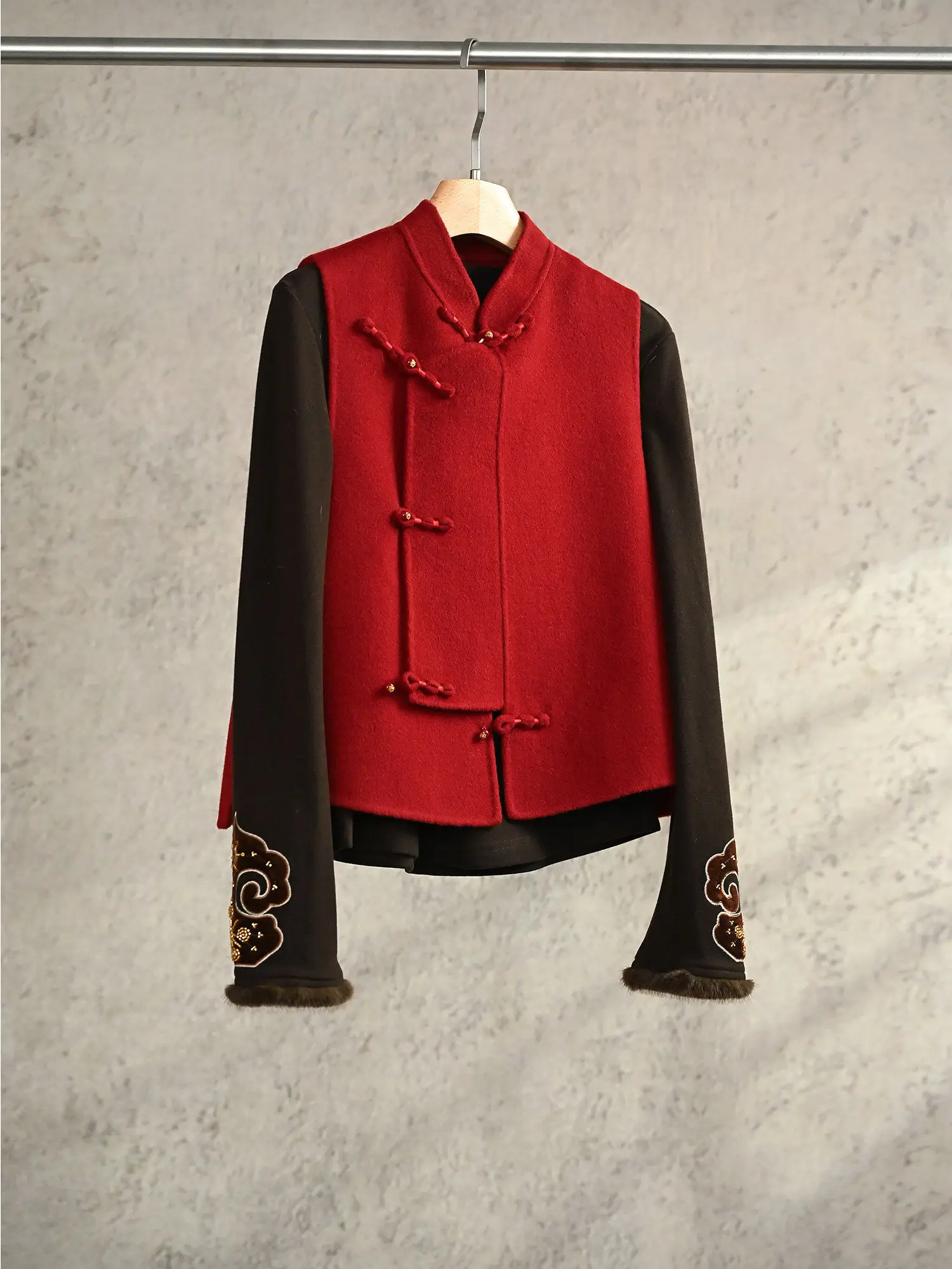 

Красный новый китайский шерстяной жилет для женщин, осенне-зимний, для накладки на верхнюю одежду, в стиле ретро, из Циндао, с элементами китайского стиля