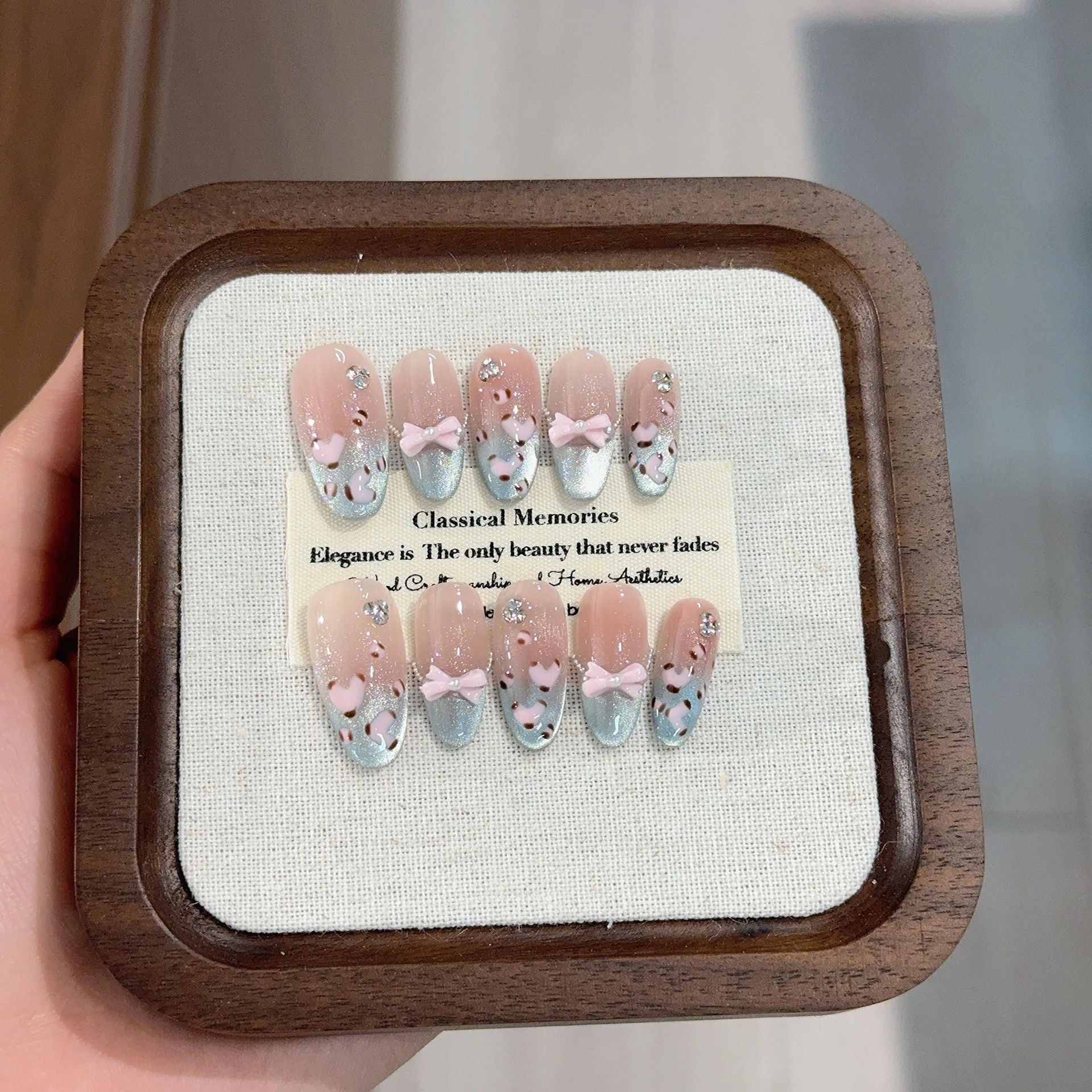 

10 шт. милых накладных ногтей «Кошачий глаз» в форме миндаля, синие, блестящие, с маленькими стразами, нюдового цвета, короткие, овальные, готовые к использованию, для маникюра