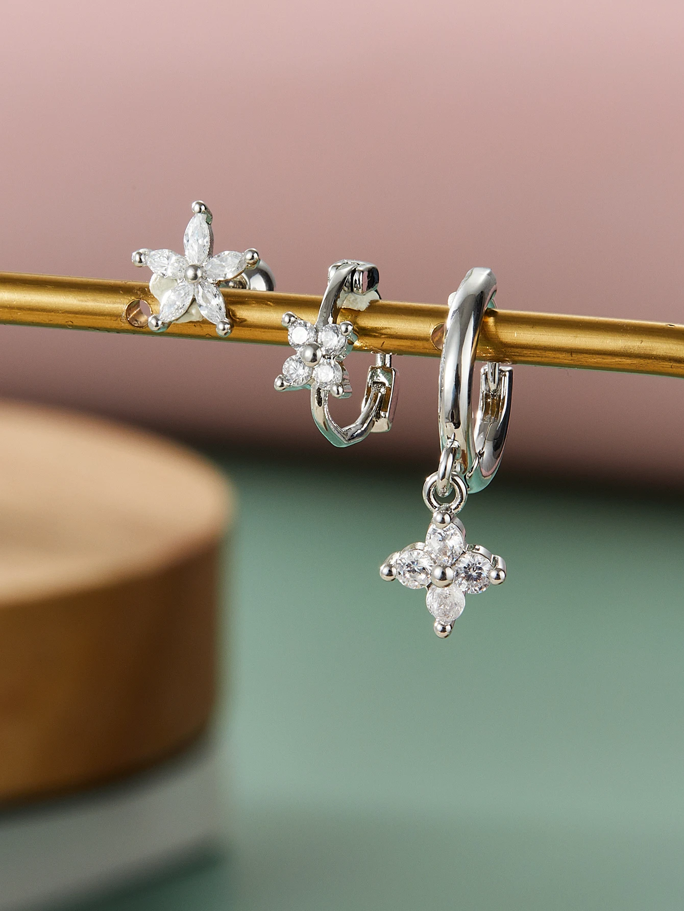 Golden Star Blume Schleife Creolen Set für Frauen Kristall Helix Tragus Knorpel Huggie Ohrringe Piercing Schmuck – Detail 2