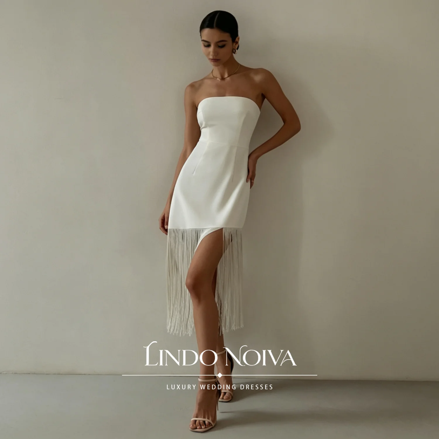 LINDO NOIVA Vestido de novia corto, de corte ajustado, con flecos, sin tirantes y de color blanco, con cierre en la espalda, ideal para la fiesta de despedida de soltera o para un matrimonio civil.