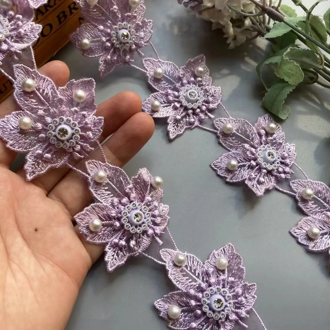 Nuovo 10x foglia viola perla pizzo Trim nastro in rilievo fiore tessuto ricamato artigianale cucito a mano per la decorazione del cappello del