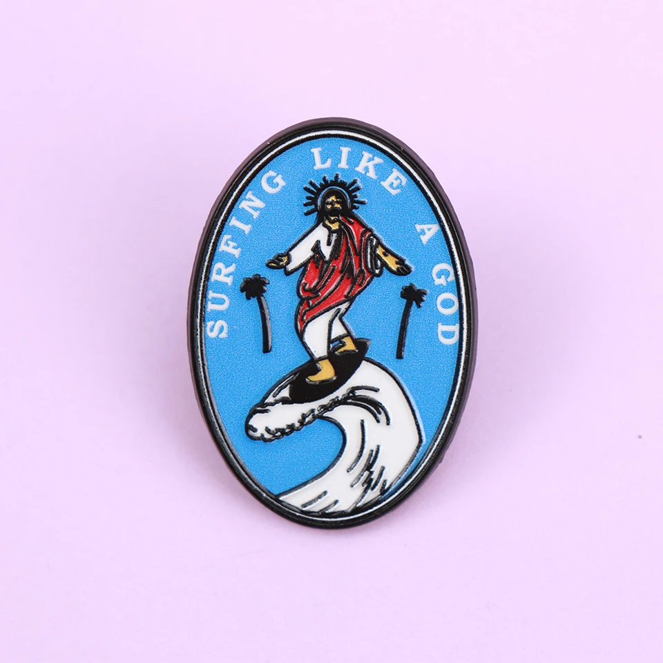 Surfer Jésus avec lettres SURFING LIKE A GOD Émail Métal Drôle Épinglette Broche Badge Sac À Dos Bijoux Cadeau pour Enfants Amis