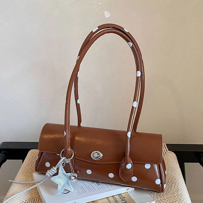 Gepunktete Hobo-Unterarmtasche, Koreanisch-Chic Damen-Handtasche mit Langem Trageriemen und Taschenanhänger, Alltagstasche für Arbeit und Pendeln – Detail 9