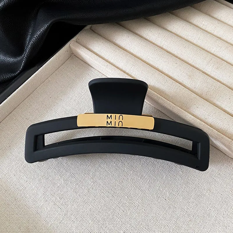 

Matte black fashionable simple and high-end hollow letter hair clip, niche design, personality, versatile catch clip, shark clip