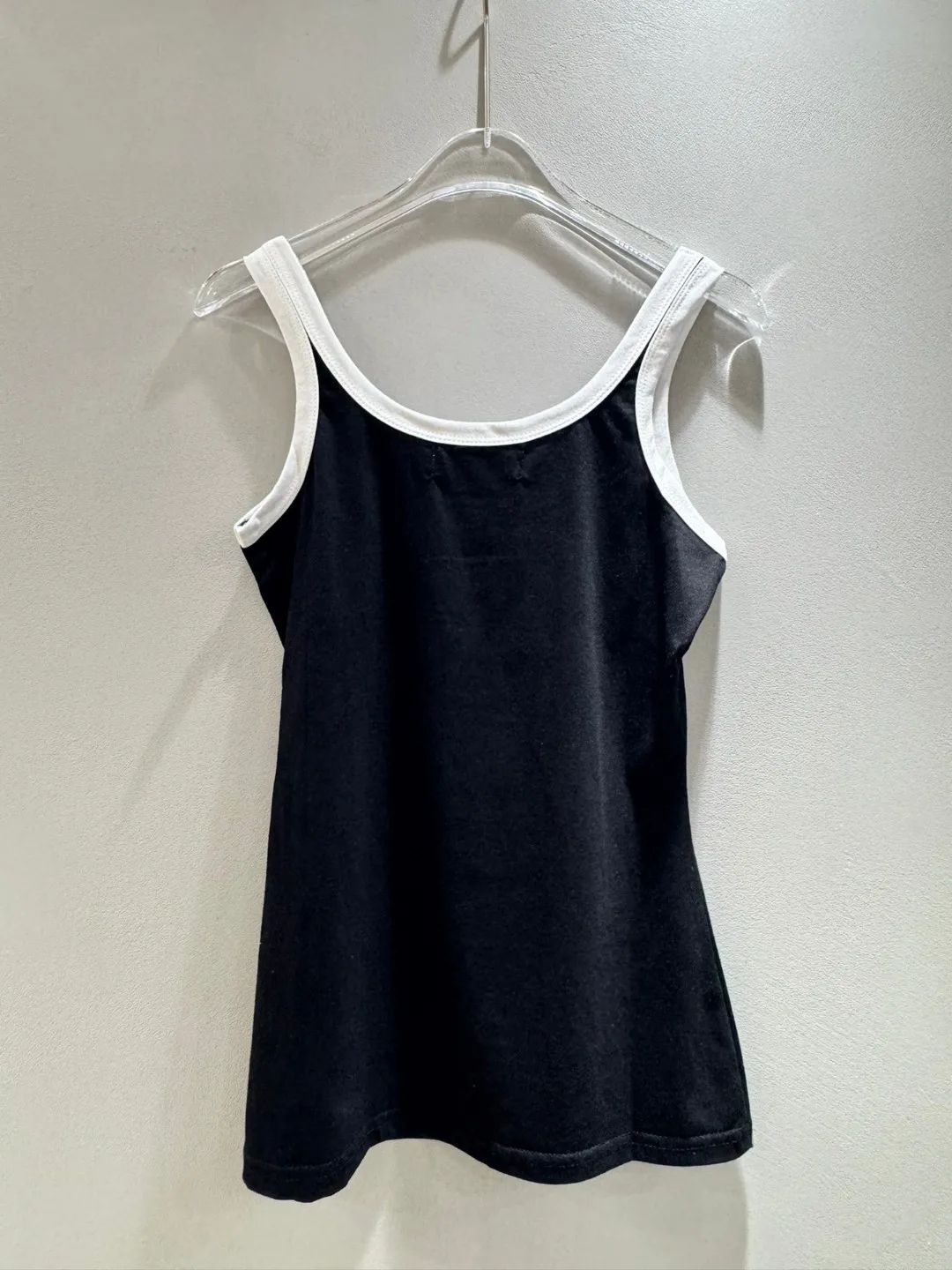 𝟐𝟒～New black and white color-blocked embroidered lettering knitted camisole, fashionable and versatile