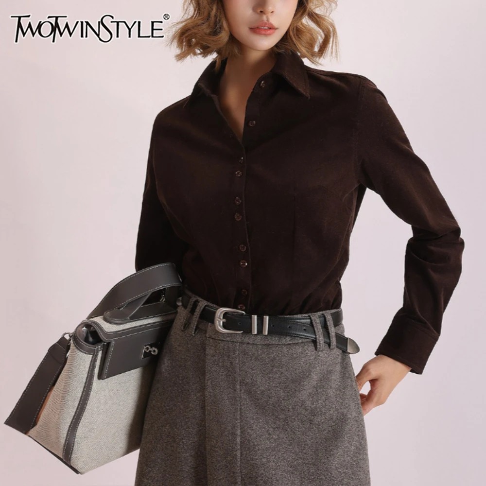 TWOTWINSTYLE Solid Spliced Knoppen Chic Shirt Vrouwelijke Revers Lange Mouw Losse Vintage Casual vrouwen Shirts Herfst Mode Nieuwe