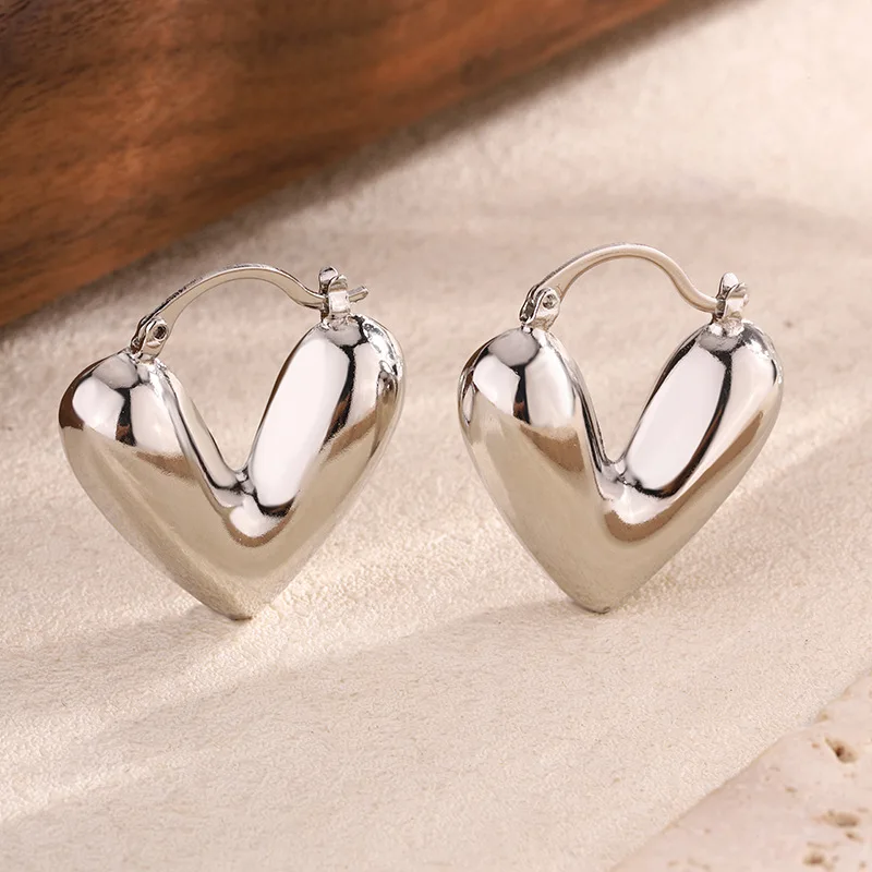 European and American style love hollow earrings for women light luxury niche advanced exquisite ear buckles temperament earring