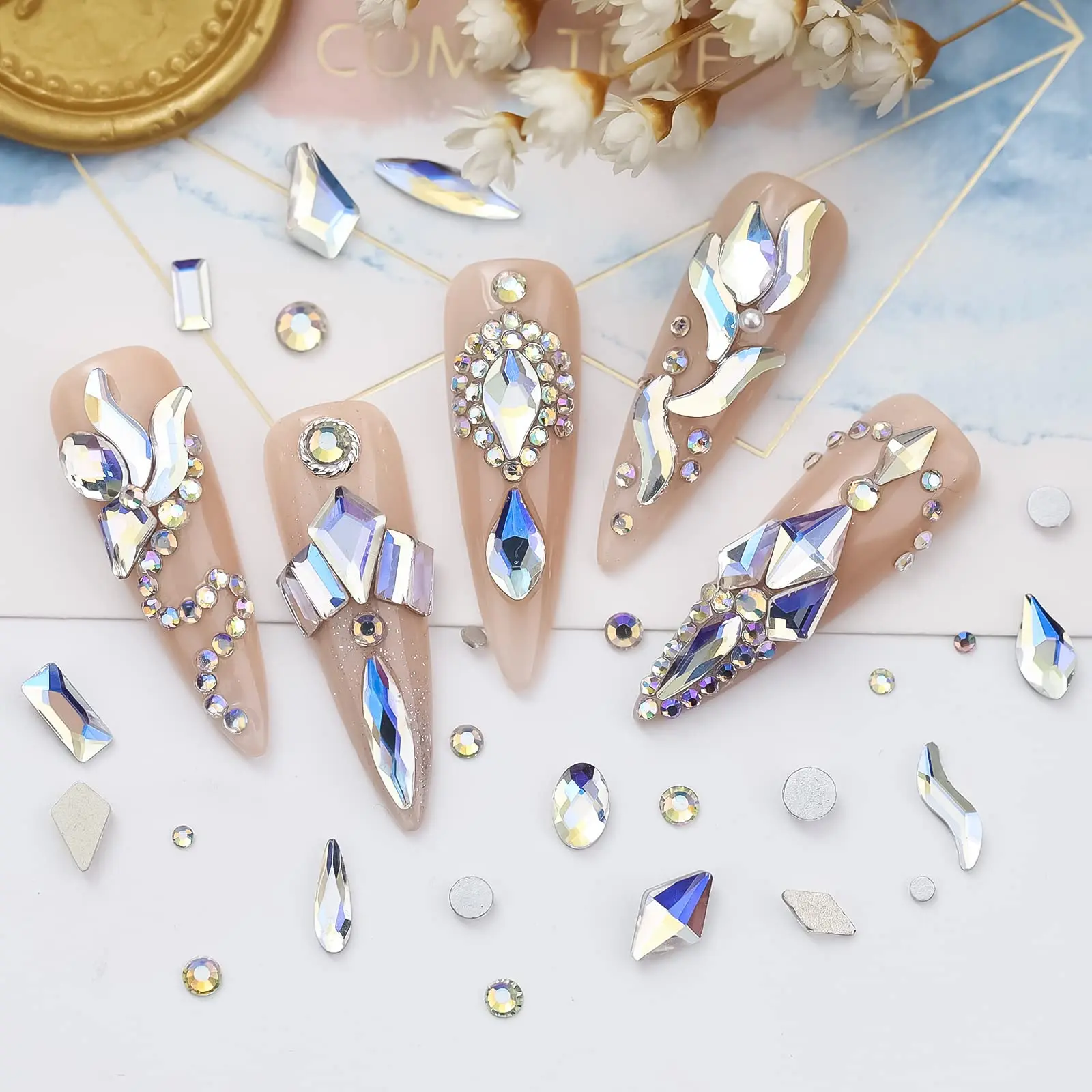 Una scatola di strass per nail art Strass al chiaro di luna, gemme di vetro 3D con retro piatto Crystal AB in più forme