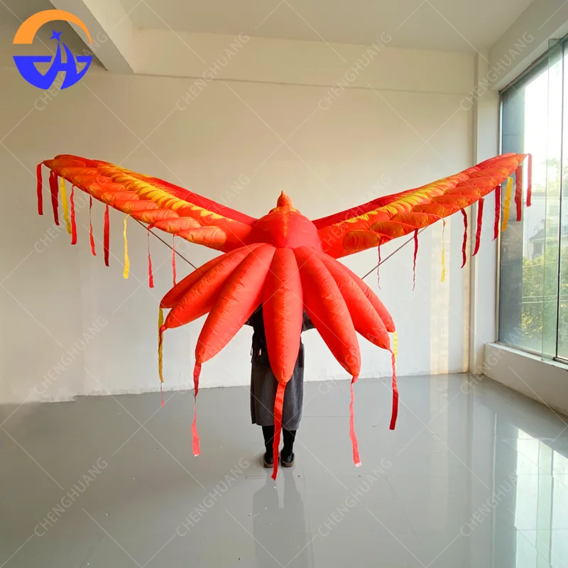 نموذج ببغاء قابل للنفخ محمول باليد يحمل بشريًا، دعامة زخرفية للإعلان التفاعلي لمواكب المسرح في الهواء الطلق