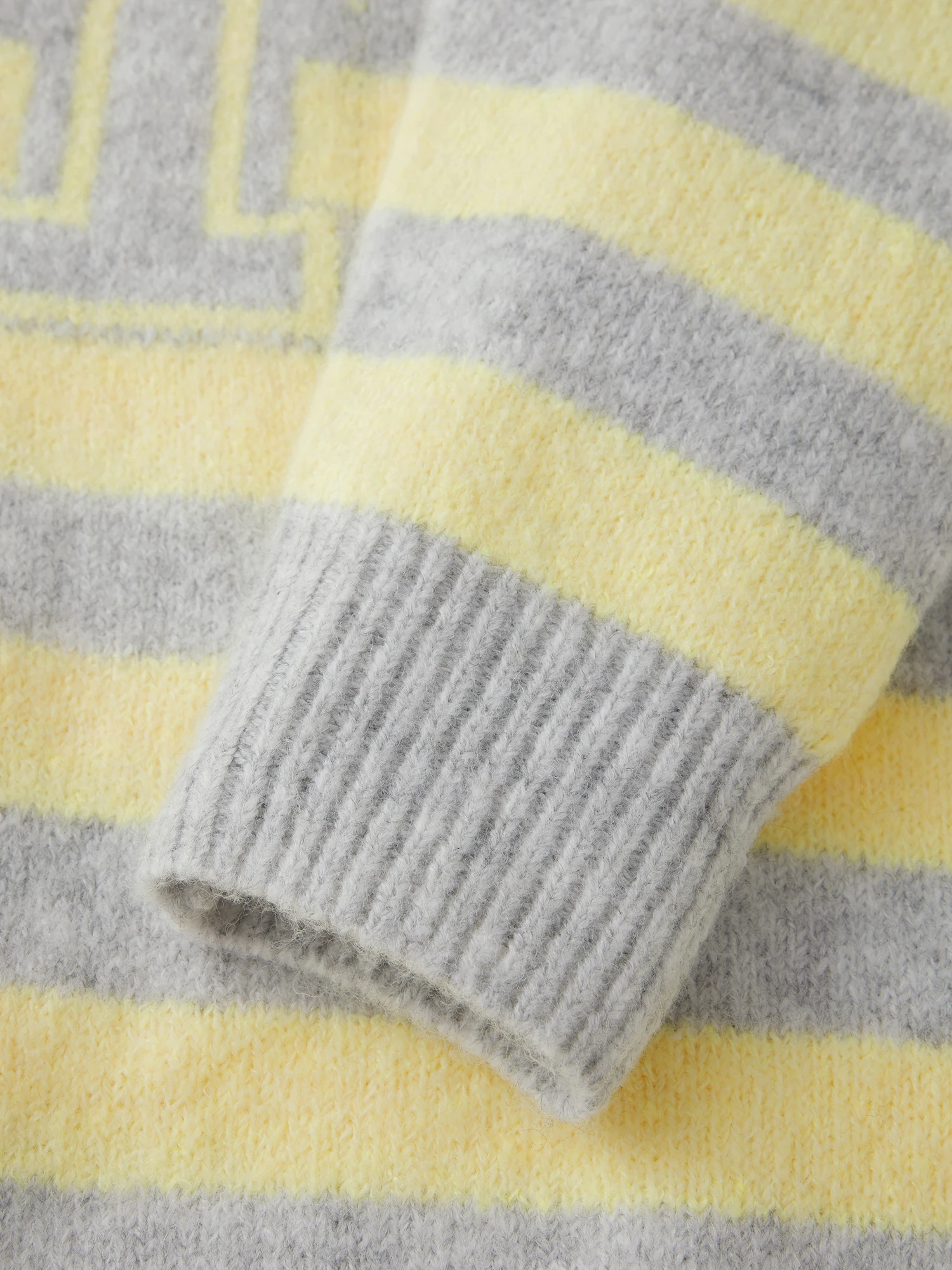 Damski kombinezon w kwiatowy wzór z odkrytymi ramionami, falbankami i paskiem, letni strój plażowy dla kobiet.