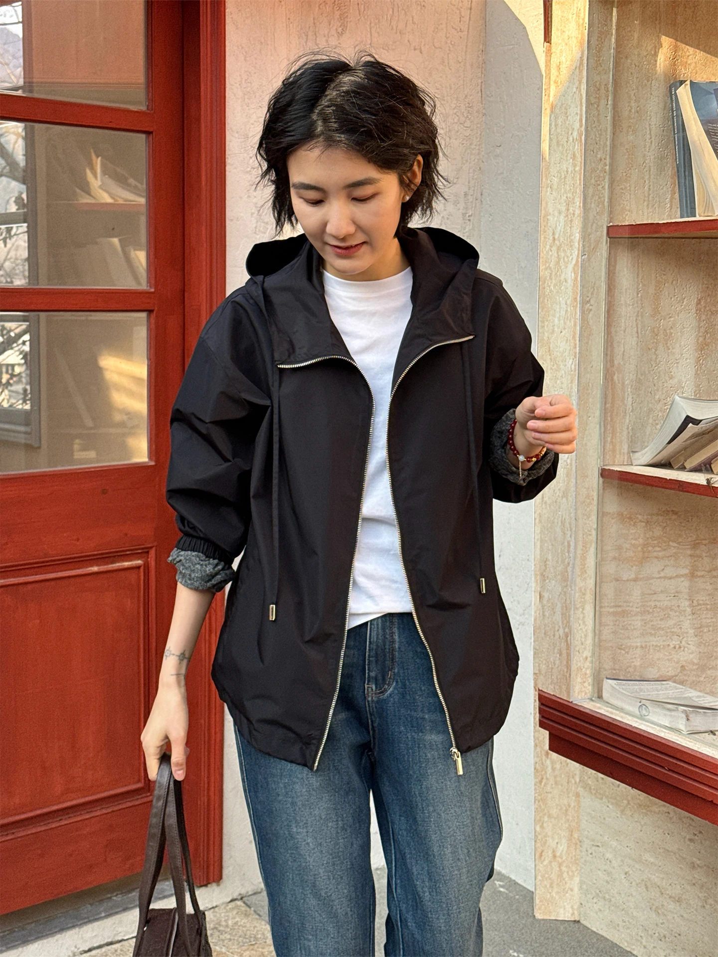 

Женская демисезонная ветровка Bla с капюшоном, на молнии, для активного отдыха, из полиэстера, теплая, коллекция Весна 2026, Langqing Tong