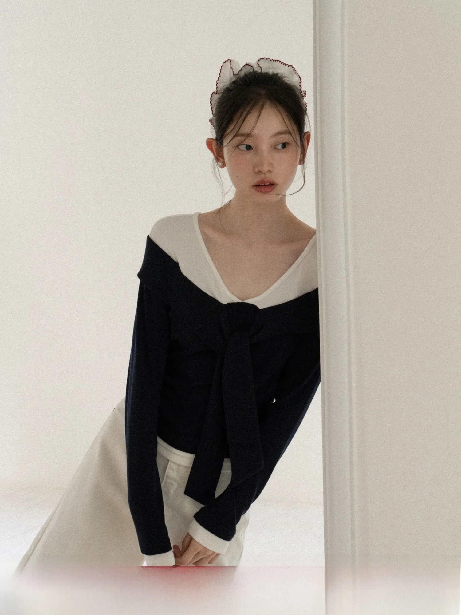 

Женская футболка Slim Fit с длинным рукавом и V-образным вырезом, весенняя новинка, повседневный дизайн, с эффектом двухслойности и утягивающим эффектом на талии