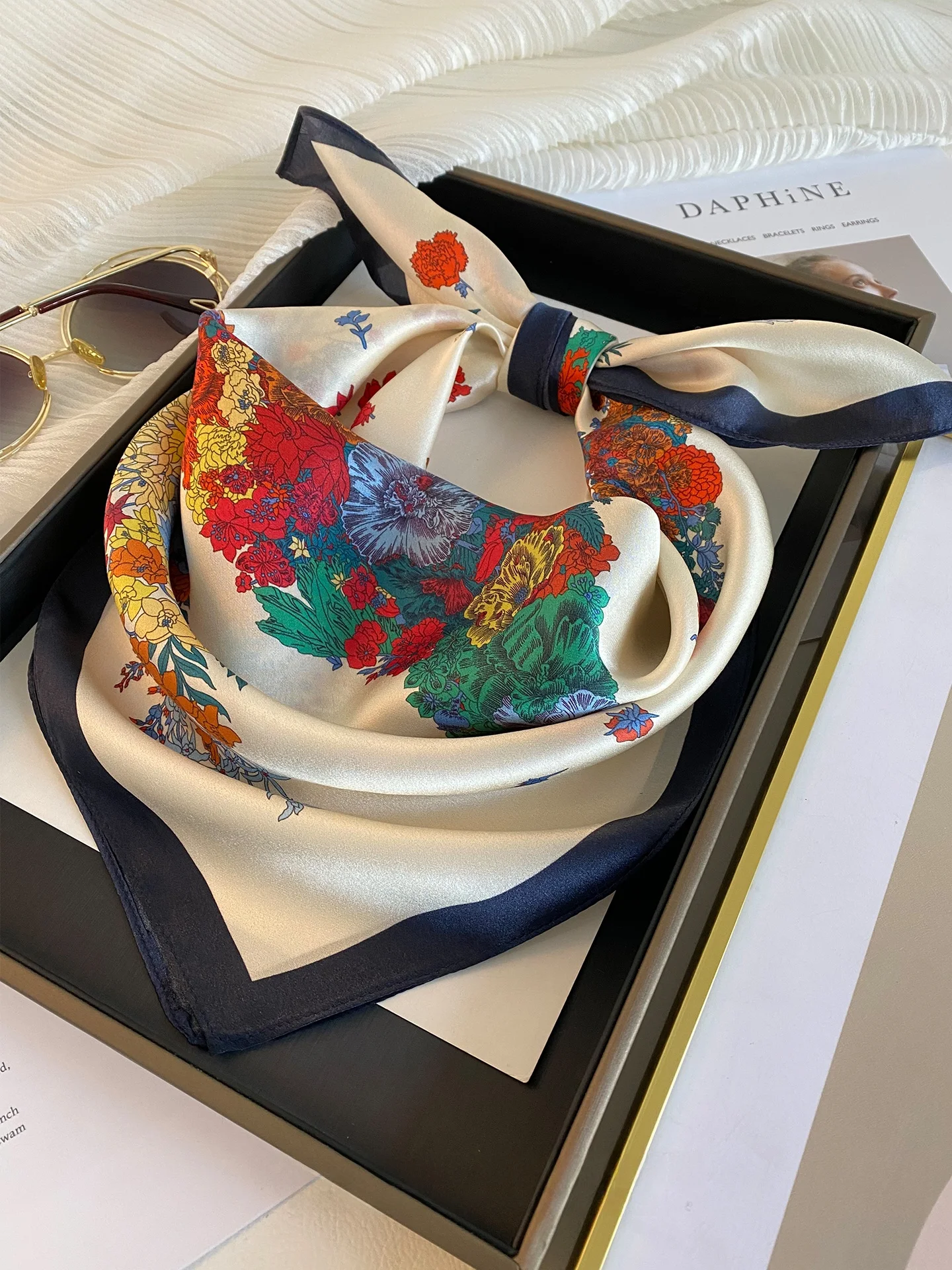 シルクスカーフ-ファッショナブルな女性用マルベリーシルクスクエアスカーフ-多用途ネックウォーマー-トレンディな春秋アクセサリー-馬年幸運シリーズ