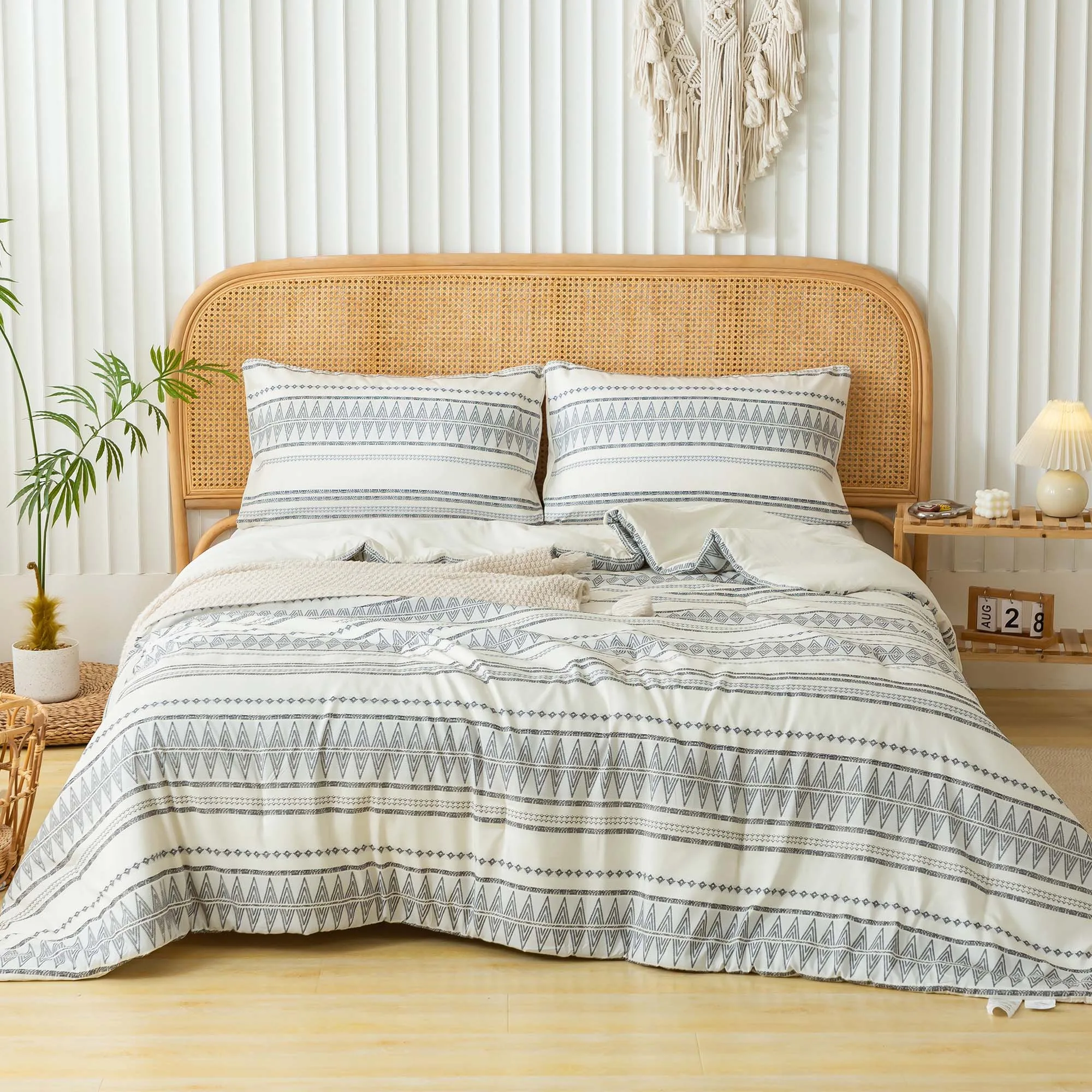 

Twin Sets Ultra-Soft Lightweight Bohemian Chic Striped Aztec Folkloric Art Bedding Quilt Comforter Pillowsham All Season