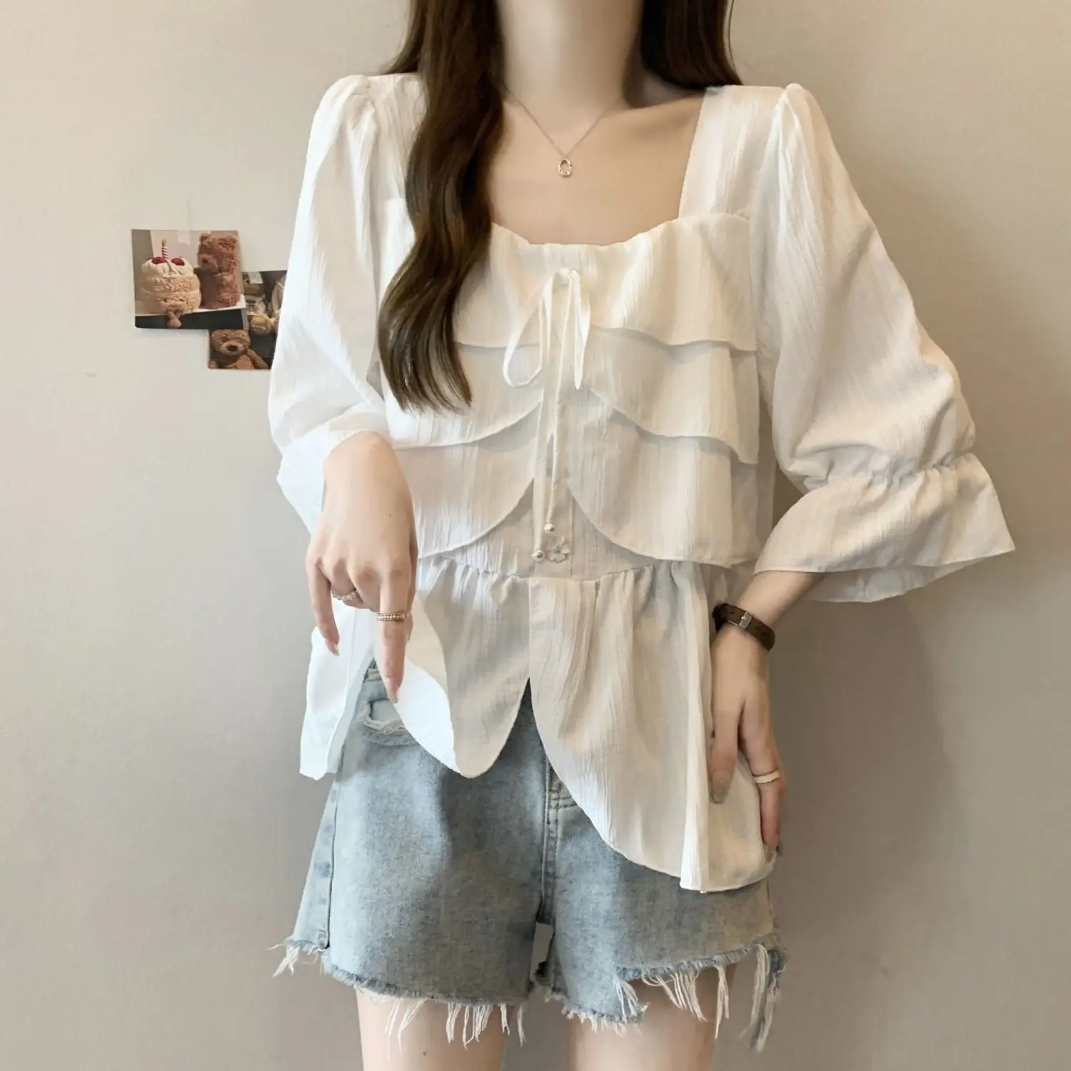 قميص شيفون مكشكش بياقة مربعة وأكمام قصيرة