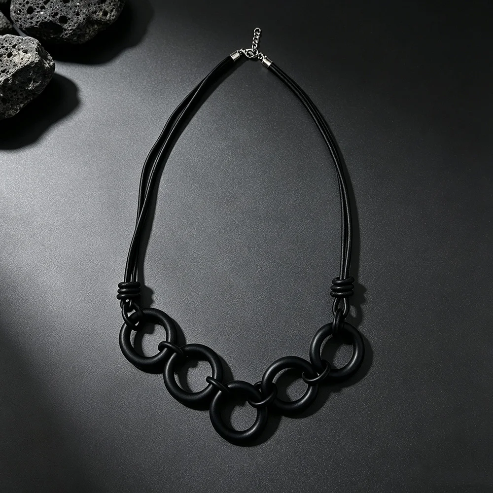 UKEBAY Minimalistische Halskette mit Kreisanhänger aus Gummi für Damen, Gothic-Schmuck, leichtes Modeaccessoire, Geschenk, Halskette für den täglichen Gebrauch – Detail 2